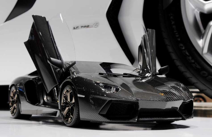 Siêu xe tí hon. Phục vụ cho những bé trai con nhà giàu, chiếc Lamborghini có giá giá trị lên tới 4,8 triệu USD. Chiếc xe mini này được làm từ platinum, sợi cacbon, vàng và kim cương.
