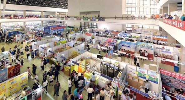 Hội chợ thương mại quốc tế Triều Tiên được tổ chức tại thủ đô Bình Nhưỡng. Hội chợ kéo dài 4 ngày, có đầy đủ các mặt hàng như laptop, máy tính bảng, quần áo, xe tay ga, các loại nước uống và thực phẩm, thậm chí là ghế massage.