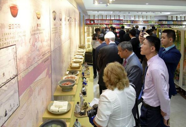 Ở đất nước hàng triệu người đang đói kém thì những gian hàng thực phẩm như thế này trở nên đắt khách.