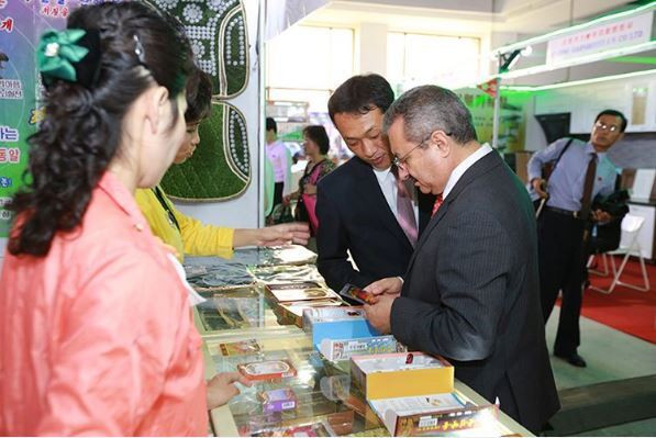 Gian hàng công nghệ cũng thu hút người dân Triều Tiên. Ai cũng muốn được chạm tay vào các sản phẩm công nghệ tiên tiến nhất.
