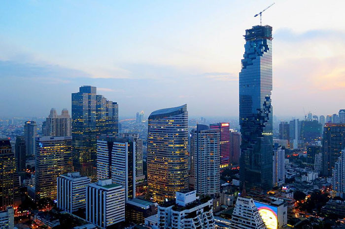 Trên tầng trên cùng có đặt kính viễn vọng để quan sát toàn thành phố Bangkok xinh đẹp.