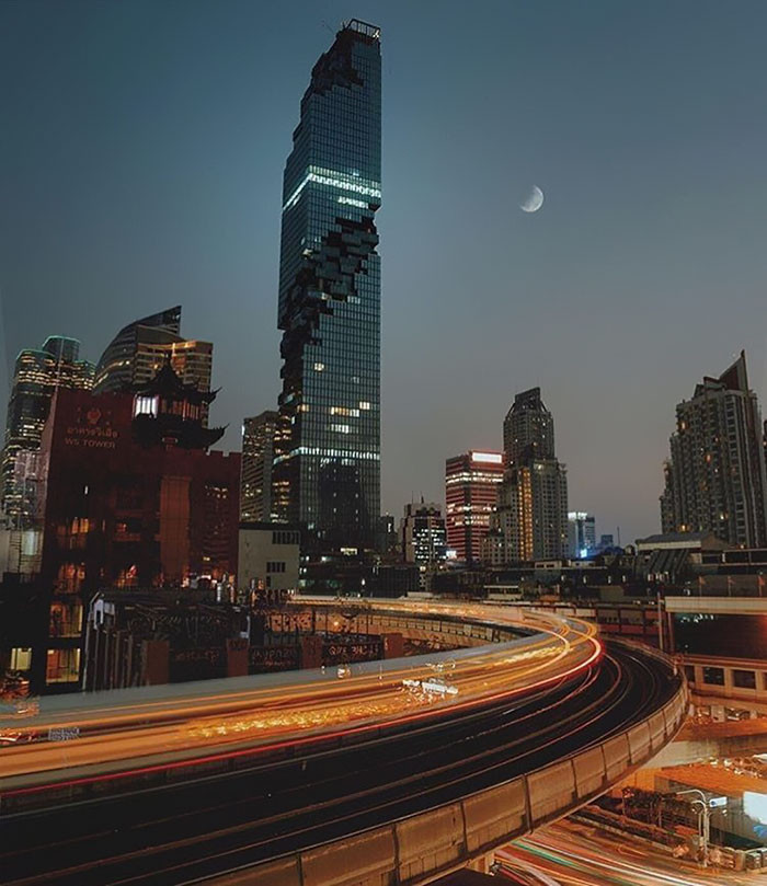 Đánh bật tòa nhà Baiyoke Tower II (cao hơn 10m) hiện đây là tòa nhà cao nhất Thái Lan và là trung tâm giải trí mới nhất của người dân, được mở vào ngày 29/8 vừa qua.