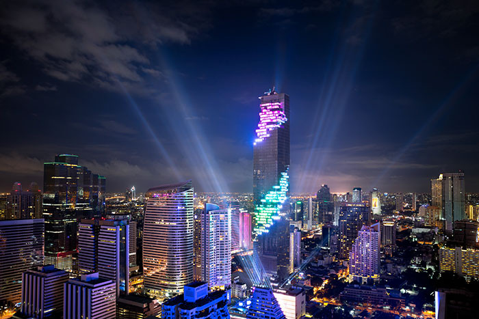 Tòa nhà này nằm ở trung tâm thương lại Silom. Nó cao 314m, gồm 77 tầng chọc trời, là khu tổ hợp nhà ở, khách sạn sang, trung tâm mua sắm, hàng quán và khu vui chơi.