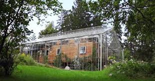 Ngôi nhà này có tên Nature House, nằm trên một quần đảo của Stockholm. Cặp vợ chồng Marie và Charles Sacilotto ban đầu tìm kiếm một bãi đất trống để xây nhà mới, nhưng cuối cùng họ lại quyết định xây dựng một khung nhà kính xung quanh ngôi nhà cũ.