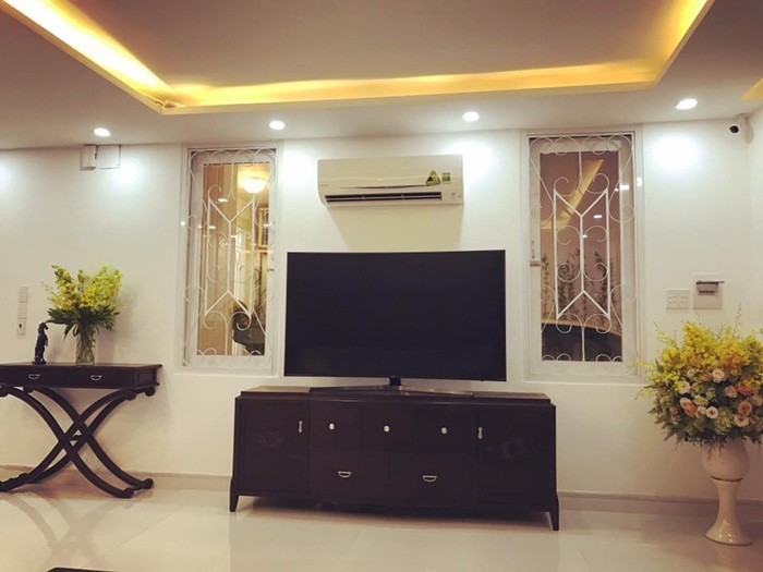 Căn nhà mới hoàn tất và nội thất mới chỉ cơ bản nhưng đã có thể thấy thiết kế trang nhã và đồ đạc sắp xếp rất hợp lý. Ảnh: FBNV.