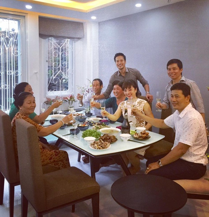 Anh chàng khoe ảnh đại gia đình mình cùng hào hứng mừng tân gia ngôi nhà. Ảnh: FBNV.