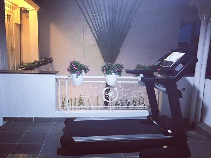 Góc tập gym thoáng mát trên sân thượng. Chậu hoa nhỏ trang trí trên ban công vừa ít tốn diện tích nhưng mang lại tính thẩm mỹ cao. Ảnh: FBNV.