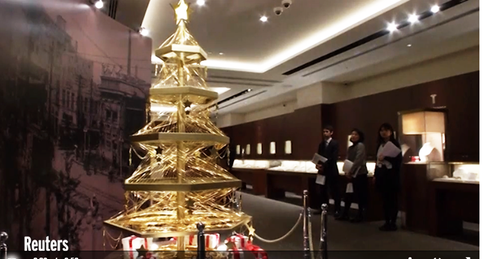 Tuy nhiên, đây chưa phải là cây Giáng sinh đắt tiền nhất. Năm 2010, khách sạn 7 sao Emirates Palace đã trưng bày cây thông được trang trí với kim cương, vàng, đá rubi và đá quý trị giá 10 triệu USD.