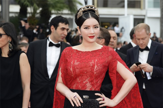 Năm 2015, Lý Nhã Kỳ là khách mời của LHP Cannes lần thứ 68. Lý Nhã Kỳ xuất hiện trên thảm đỏ với bộ váy Haute Couture của thương hiệu Alexis Mabille, phụ kiện clutch Marchesa và vương miện Chanel. Với bộ trang phục này, trông Lý Nhã Kỳ như một "bà hoàng" tại Cannes.
