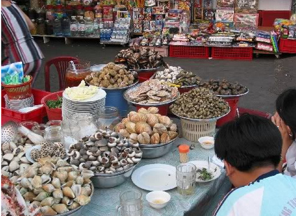 Những quán ốc vỉa hè luôn thu hút khách là các bạn trẻ vào những ngày lễ. Bạn sẽ rất dễ bị ngộ độc, đau bụng... nếu ăn phải ốc kém chất lượng, ươn thối nhiều ngày, hay ốc Trung Quốc giá siêu rẻ. Ảnh minh họa.