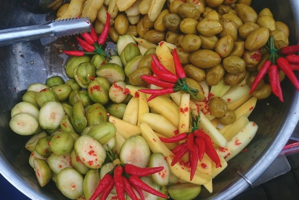 Từng chậu hoa quả lắc thơm ngon bày khắp vỉa hè, người qua lại, bụi bặm từ xe cộ là điều không thể tránh khỏi. Ảnh minh họa.