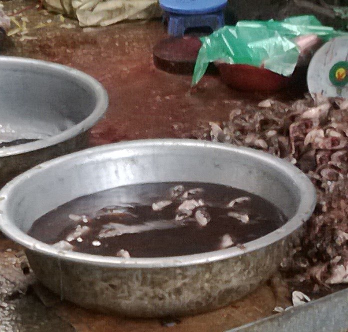 Nước rửa dù đã đen ngòm nhưng vẫn được tận dụng để rửa đi rửa lại nhiều lần khiến ai cũng phải giật mình. Ảnh: DNVN.