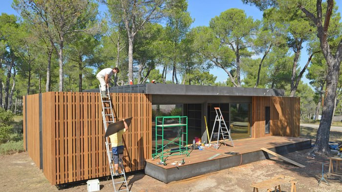 Với quyết tâm tìm ra giải pháp thông minh, thân thiện môi trường, công ty Multipod Studio quả thực đã thành công một kiểu nhà có tính cách nhiệt vượt trội, thi công nhanh chóng. Với công trình xây dựng này, bạn hoàn toàn không cần đến một chiếc điều hòa nhiệt độ trong nhà.