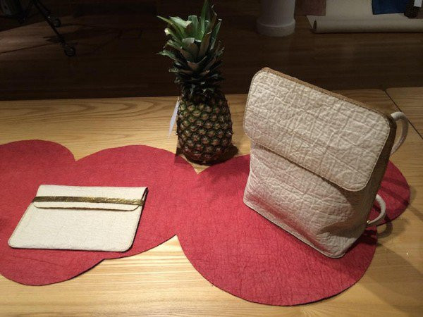 Phát minh mới của công ty vật liệu sáng tạo Ananas Anam đã phát triển một chất liệu mới từ lá dứa để thay thế cho các loại vật liệu không thân thiện trên.