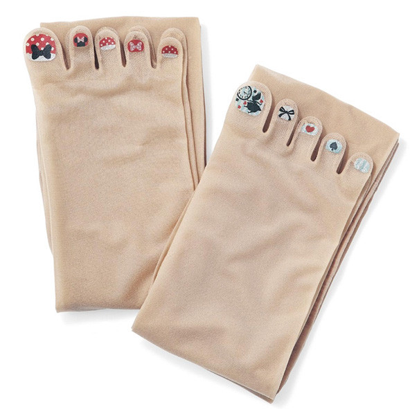 Chị em đang thi nhau lùng sục để diện nó với 2 công dụng, che nắng và thay một bộ nail.