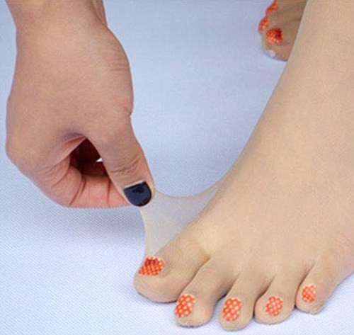 Loại quần tất thần thánh này rất mỏng, có màu da chân tự nhiên và phủ hình sơn khác nhau lên các ngón chân. Để khi chị em đi vào, không khác gì bộ nail kỳ công được vẽ ngoài hàng.
