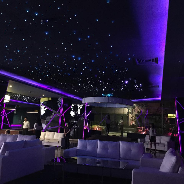 Lunar Rooftop Bar & Grill. Giới sành điệu đến thành phố biển không thể bỏ qua quán bar hiện đại trên tầng 4 của Nha Trang Center. Đây cũng là bar có hồ bơi sân thượng hướng biển duy nhất tại Việt Nam. Với ba khu vực riêng biệt trên diện tích 2000m2, bar này là một trong những địa điểm cung cấp thức ăn và nước uống tuyệt vời.