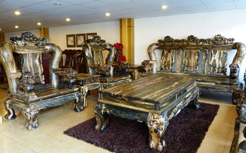 Bộ bàn ghế được làm bằng gỗ mun hoa ngàn tuổi rất quý hiếm có giá 1,5 tỷ đồng của đại gia Sài Gòn.