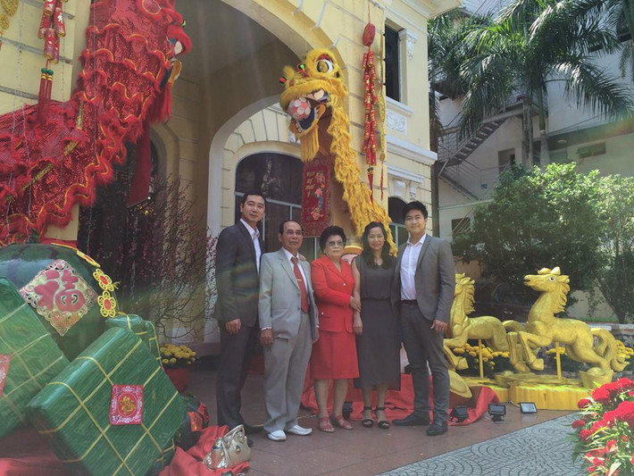 Theo thông tin có được, bạn trai của Á hậu Thúy Vân tên là John Tuấn Nguyễn, sinh năm 1987, anh là cháu trai của người phụ nữ quyền lực lãnh đạo tập đoàn Toàn Cầu, Trần Thị Hường (Tư Hường) - Một đại gia lừng lẫy lĩnh vực địa ốc, ngân hàng và là người đưa Hoa hậu Hoàn Vũ về Việt Nam.