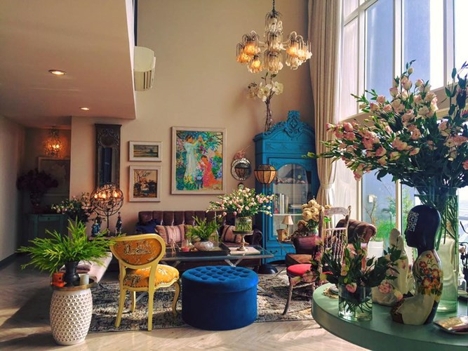 Lý Quí Khánh. Lý Quí Khánh có gia thế khủng và đời sống sang chảnh hơn người. Căn penthouse của nhà thiết kế này ảnh hưởng từ phong cách của anh, phong cách hoàng gia đa màu nhưng không hề rối mắt.