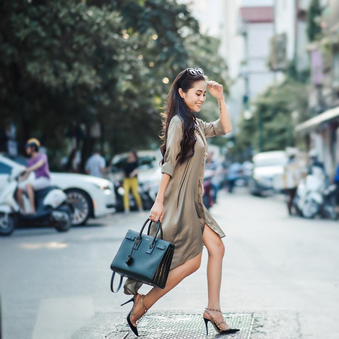 Dù ở đâu, đời thường hay các sự kiện, ca nương đều diện những món đồ hiệu siêu sang chảnh. Ảnh :FBNV.