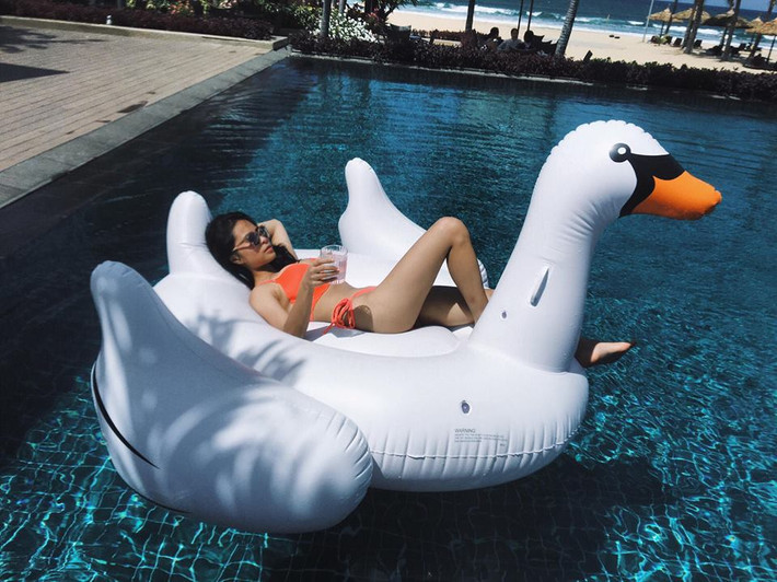 Cuộc sống với khách sạn 5 sao, resort hạng sang là rất bình thường với cô gái này. Ảnh: Eva.