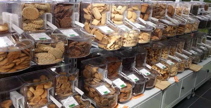 Hai siêu thị này có tên Los Market, chỉ bán những hàng hóa không được đóng gói trong bao bì nhựa và đồng thời không dùng bất cứ chiếc túi nhựa nào cho khách hàng mang về.
