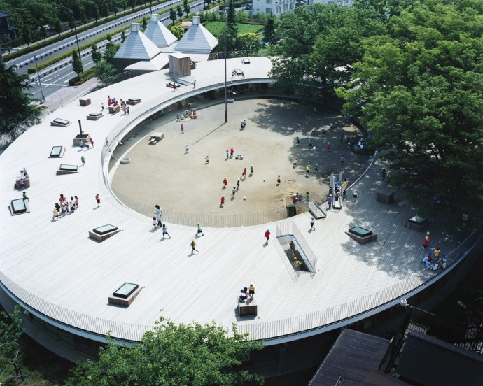 Trường mầm non Fuji King garden nằm ở ngoại ô Tokyo. Là môi trường thiên nhiên tuyệt vời cho các em nhỏ vui chơi và học tập được xây vào năm 2007. Ngôi trường có thiết kế hình oval để xung quanh đều có thể trồng cây xanh chen giữa các lớp học.