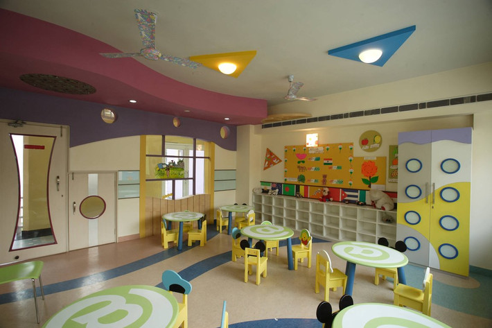Ngôi trường có đầy đủ phòng sinh hoạt, phòng học, phòng y tế, phòng nhảy và phòng âm nhạc. Điều đặc biệt, mỗi phòng lại được thiết kế hợp với một chức năng riêng.