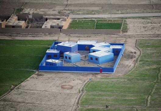 Trường Maria Grazia Cutuli, Herat Afghanistan. Trường học có màu xanh hòa bình nổi bật giữa vùng đất khô cằn bị tàn phá bởi chiến tranh. Ngôi trường này được thành lập bởi quỹ Grazia Maria Cutuli – tên một nhà báo người Ý bị giết khi đang thực hiện công việc của mình giữa chiến trường Afghanistan.