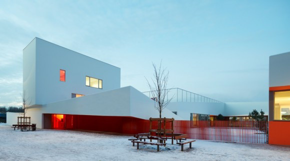Nhà trẻ Groupe Scolaire Joséphine Baker ở La Courneuve, Pháp. Được thiết kế bởi kiến trúc sư Dominique Coulon et Associés. Vườn trẻ này có gam màu chủ đạo là màu cam để tạo cảm giác ấm áp trong tiết trời lạnh giá.