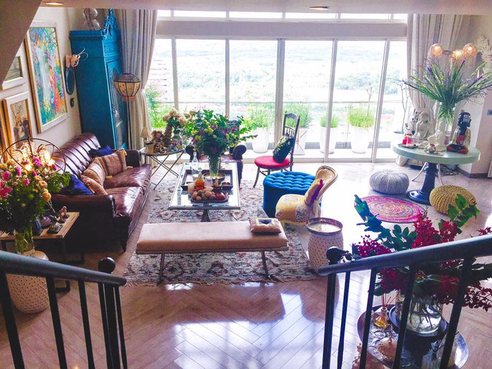 Lý Quí Khánh chăm chút từng chi tiết nhỏ, từ bức tranh trên tường cho đến từng bức tượng nhỏ đều hòa hợp với nhau. Fan hâm mộ khen ngợi căn biệt thự này và nêu cảm nghĩ "như trên thiên đường".