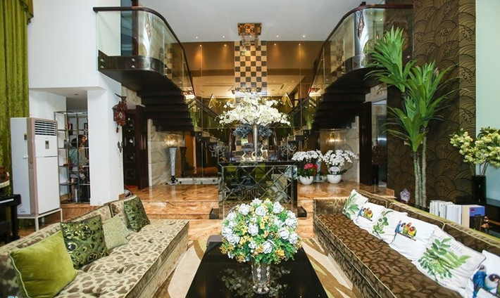 Biệt thự hoàng gia của Đàm Vĩnh Hưng. Về mức độ chịu chơi và vung tiền sắm sửa thì không ai có thể sánh kịp ông hoàng nhạc Việt. Căn biệt thự của Mr Đàm nằm ở khu cư xá Bắc Hải, Quận 10 ai cũng bị choáng ngợp trước vẻ lộng lẫy và xa xỉ.