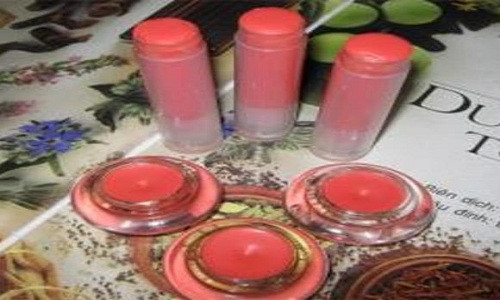 Son handmade có hai loại: son dưỡng và son màu để chị em có thể lựa chọn. Son handmade đang ngày càng hấp dẫn phái đẹp vì giá thành rẻ và thành phần tự nhiên, không chứa hóa chất độc hại.