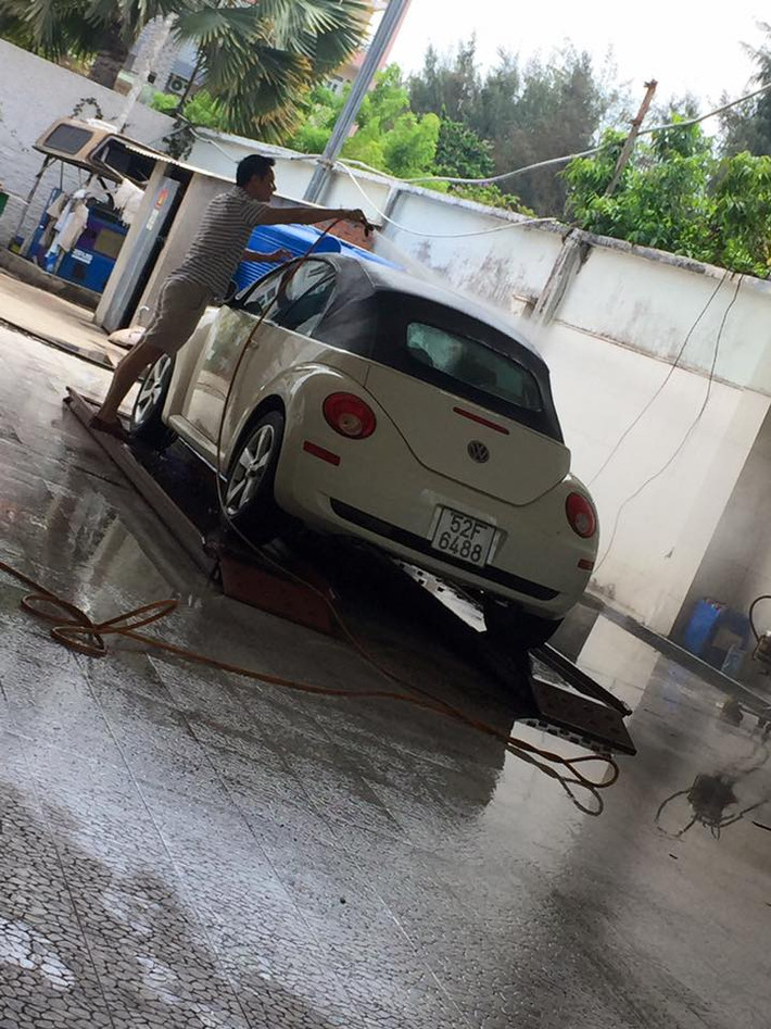 Cô gái trẻ khoe khéo hình ảnh chồng mình rửa con xe Volkswagen quý có giá không hề rẻ.