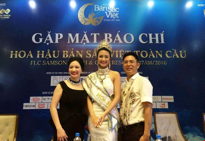 Gia đình khá đông đúc, các con lại ở nhiều lứa tuổi khác nhau nhưng bố mẹ Thu Ngân luôn tìm mọi cách gần gũi, dạy dỗ các con đến nơi đến chốn. Hai người luôn quan niệm các con đều bình đẳng, không phân biệt riêng chung. Vì thế mà gia đình rất đầm ấm hạnh phúc.