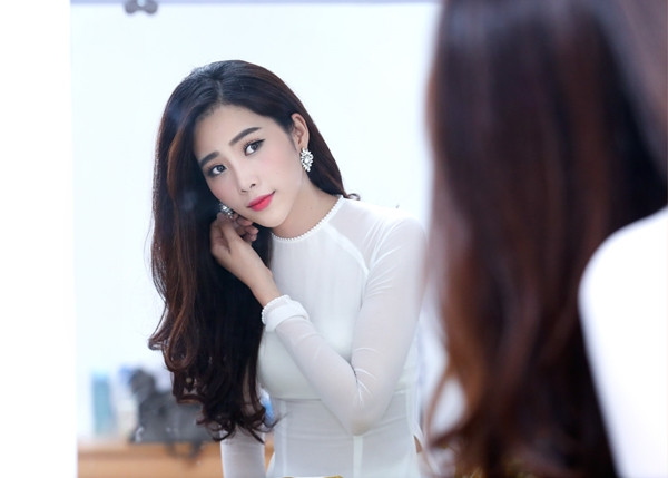 Tuy nhiên, khi bước chân vào showbiz, như bao người đẹp khác, Nam Em bắt đầu thay đổi hình tượng của mình, liên tục khoác lên mình những bộ cánh, đôi giày hay túi xách có giá đắt cắt cổ.