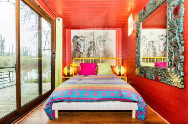 Bước vào bên trong, không ai nghĩ đây là một ngôi nhà tái chế từ container. Nó vô cùng đáng yêu với những gam màu sặc sỡ.