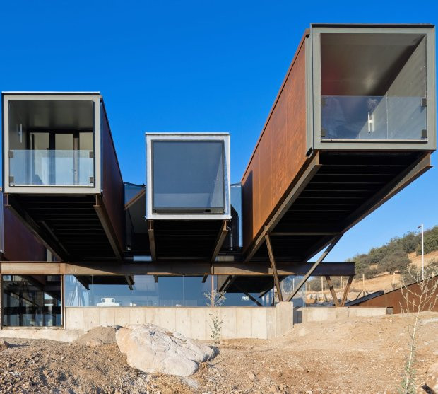Khéo léo hơn, hoàn toàn có thể làm một căn nhà container khác lạ và độc đáo với các tầng.