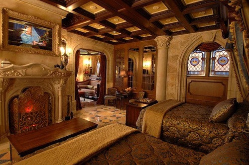 Căn phòng này đã không được sử dụng trong gần 40 năm và năm 2006, Disney đã quyết định cải tạo lại để thực hiện những chương trình kinh doanh đặc biệt.