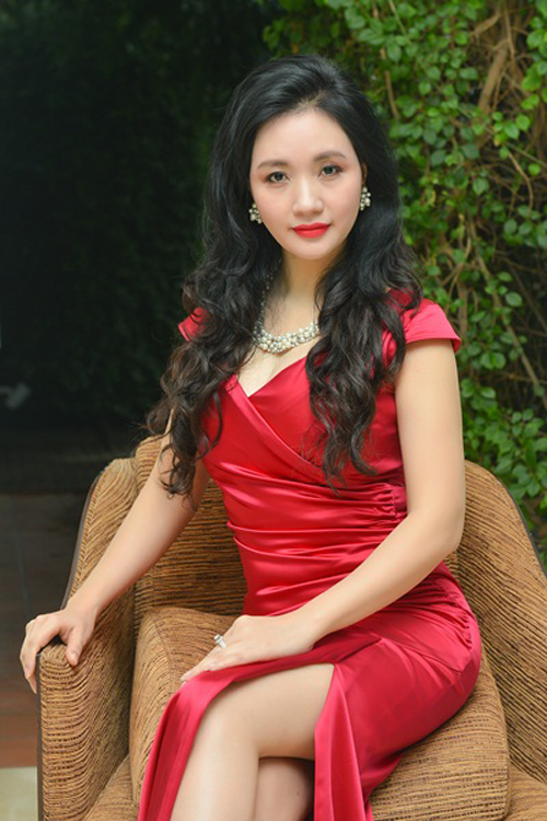 Sinh ra ở Hải Phòng, gia đình không có điều kiện để bà học cao. Hết lớp 12, bà bắt đầu học nghề chăm sóc sắc đẹp. Sau khi lấy chồng, sinh Thu Ngân và người con thứ 2 thì hôn nhân của bà rạn nứt.