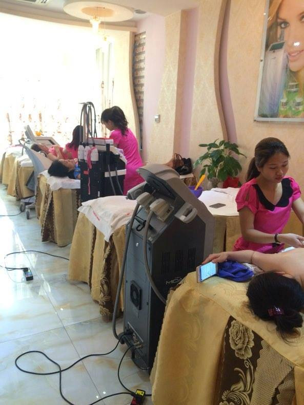 Từ tầng 2 là nơi làm đẹp cho khách hàng. Thoáng đãng và được trang trí nhẹ nhàng hơn tầng 1, tạo cảm giác thư thái khi khách hàng đến với thẩm mỹ này.