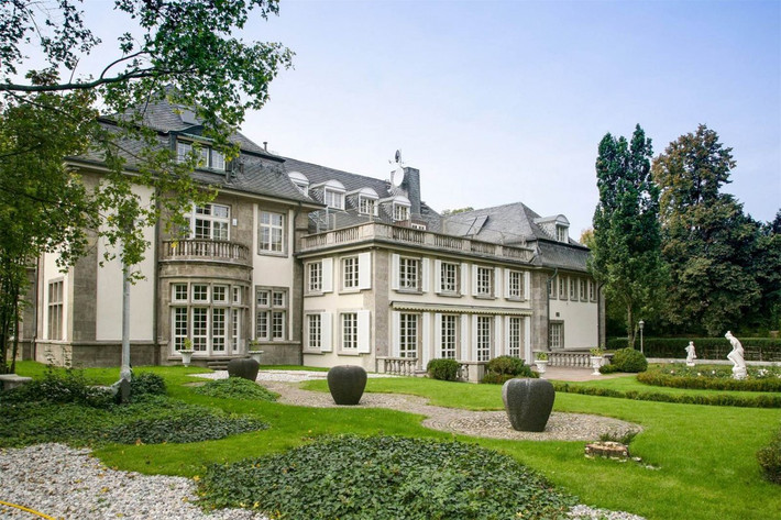 Đức. Lâu đài lịch sử Frankfurt có giá 19,5 triệu đô. Nó đã được cải tạo một lần năm 1900 nhưng vẫn giữ được những nét cổ kính đặc trưng. Tòa lâu đài có sàn gỗ và lát đá hoa cương. Tất cả công nghệ giải trí hiện đại như phòng xem phim hay bi-a đều có tại lâu đài cổ này.