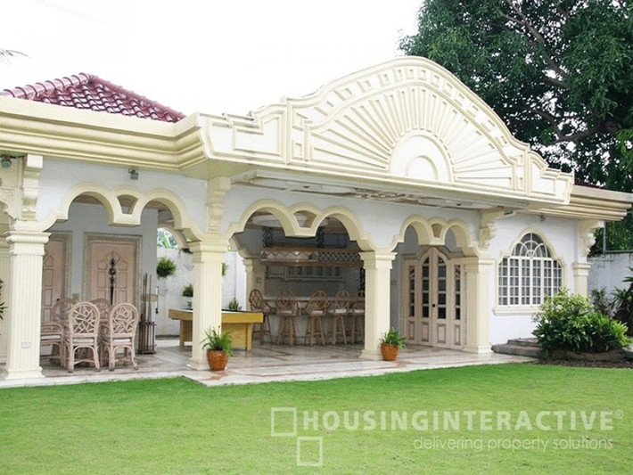 Philippin. Căn biệt thự cao cấp nguy nga này được bán với giá 29,6 triệu đo. Nó nằm ở khu phố cao cấp Makati và có 10 phòng ngủ. Kiến trúc hoàn toàn theo lối truyền thống hoàng gia.