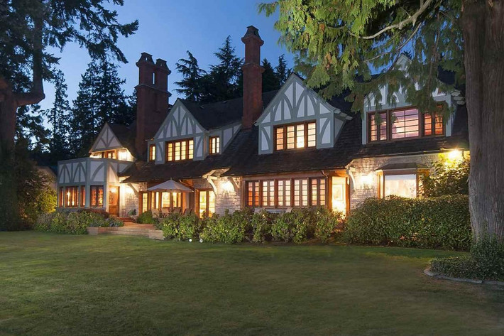 Canada. Với 30,4 triệu đô, đây là một trong những biệt thự mộng mơ nhất của Vancouver. Nó có thể nhìn được toàn cảnh đại dương và được bao quanh bởi cây bá hương cổ thụ.