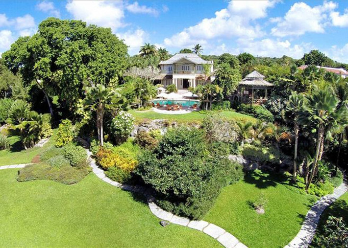 Barbados. Biệt thự 35 triệu đô có tên St James được thiết kế theo phong cách cổ điển. Nó ấn tượng với 8 phòng ngủ và có thiết kế sân vườn tuyệt đẹp.