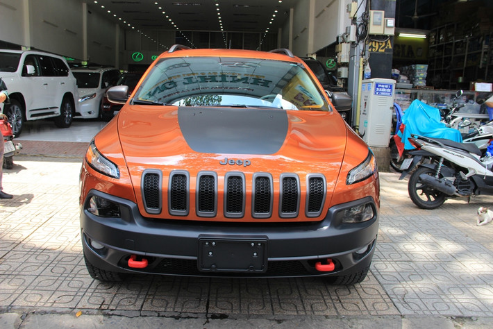 Ngoài ra vị đại gia này còn có một chiếc Jeep độ khá nổi bật và mới đây là một thành viên mới mang tên gọi Jeep Cherokee, mẫu xe có thể chinh phục nhiều địa hình hiểm, băng rừng vượt suối khá dễ dàng.