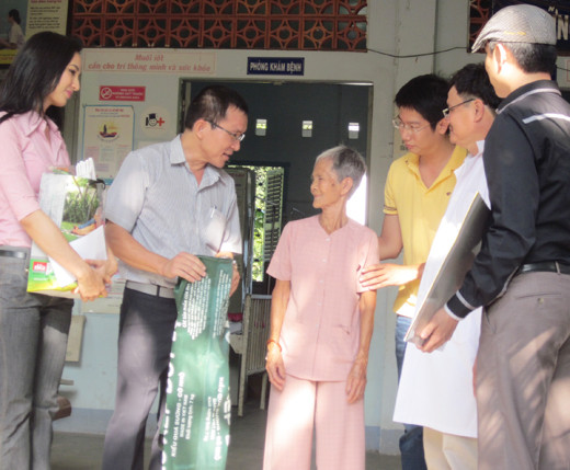 Với khối tài sản khủng của mình, Giám Đốc Lâm Tấn Lợi không chỉ dành ăn tiêu hoang phí hay dành của cho con. Ông còn là một "mạnh thường quân" chuyên ra tay cứu giúp những mảnh đời bất hạnh. Mỗi năm ông Lợi dành ra cả tỉ đồng từ khối tài sản của mình để làm từ thiện.