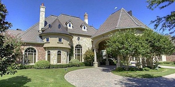 Một tỷ phú giàu có ở bang Texas, Mỹ đã mở 2 căn biệt thự siêu sang của mình cho những người mất hết nhà cửa do cơn lốc xoáy gần đây thuê với giá cực rẻ.