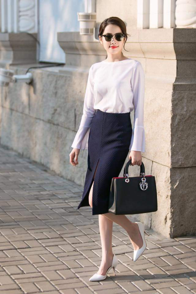 Nam Em sành điệu trong đời thường với chiếc túi thương hiệu cao cấp Dior. Chiếc túi này có giá khoảng 112 triệu đồng.